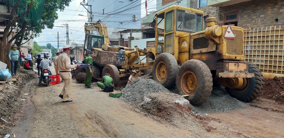 Xe ủi đường đè trung tá công an tử vong trước cửa nhà - 2 Xe ủi đường đè trung tá công an tử vong trước cửa nhà - 2
