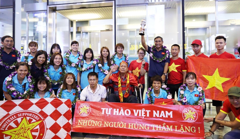 Đội tuyển nữ Việt Nam về nước, được thưởng hơn 2 tỷ đồng - 2 Đội tuyển nữ Việt Nam về nước, được thưởng hơn 2 tỷ đồng - 2