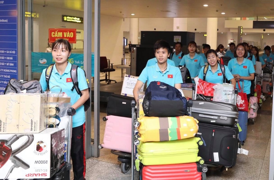 Đội tuyển nữ Việt Nam về nước, được thưởng hơn 2 tỷ đồng - 3 Đội tuyển nữ Việt Nam về nước, được thưởng hơn 2 tỷ đồng - 3