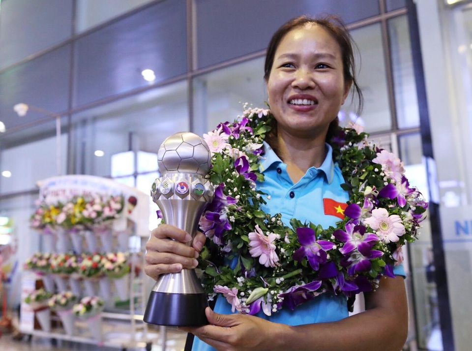 Đội tuyển nữ Việt Nam về nước, được thưởng hơn 2 tỷ đồng - 10 Đội tuyển nữ Việt Nam về nước, được thưởng hơn 2 tỷ đồng - 10