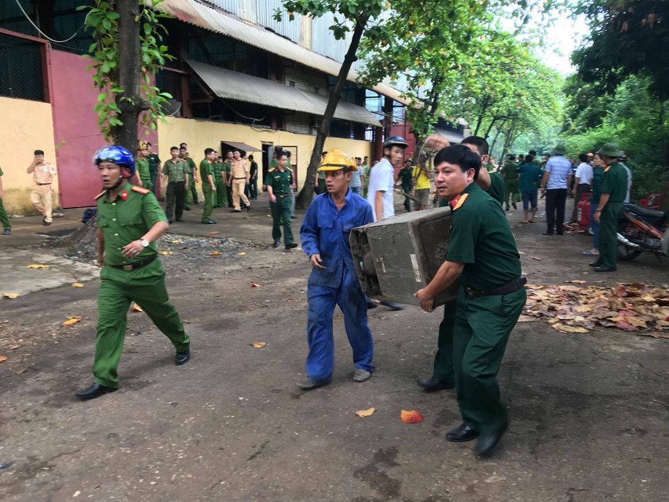 Cháy lớn tại nhà máy luyện thiếc, 8 công nhân may mắn thoát nạn - 3 Cháy lớn tại nhà máy luyện thiếc, 8 công nhân may mắn thoát nạn - 3