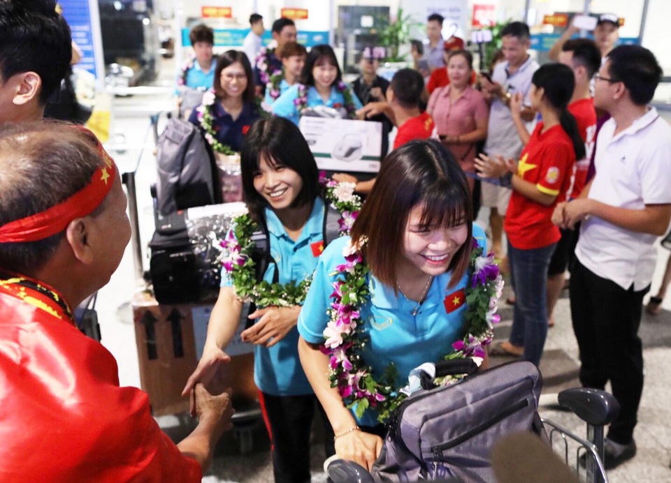 Đội tuyển nữ Việt Nam về nước, được thưởng hơn 2 tỷ đồng - 7 Đội tuyển nữ Việt Nam về nước, được thưởng hơn 2 tỷ đồng - 7