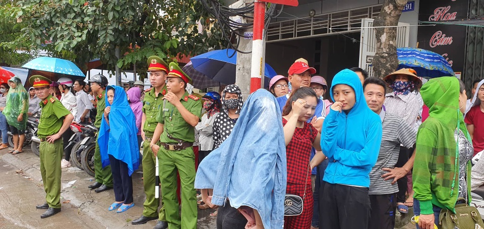 Vụ lãnh đạo doanh nghiệp Đài Loan biến mất: Hàng trăm công nhân đội mưa đòi quyền lợi - 4 Vụ lãnh đạo doanh nghiệp Đài Loan biến mất: Hàng trăm công nhân đội mưa đòi quyền lợi - 4