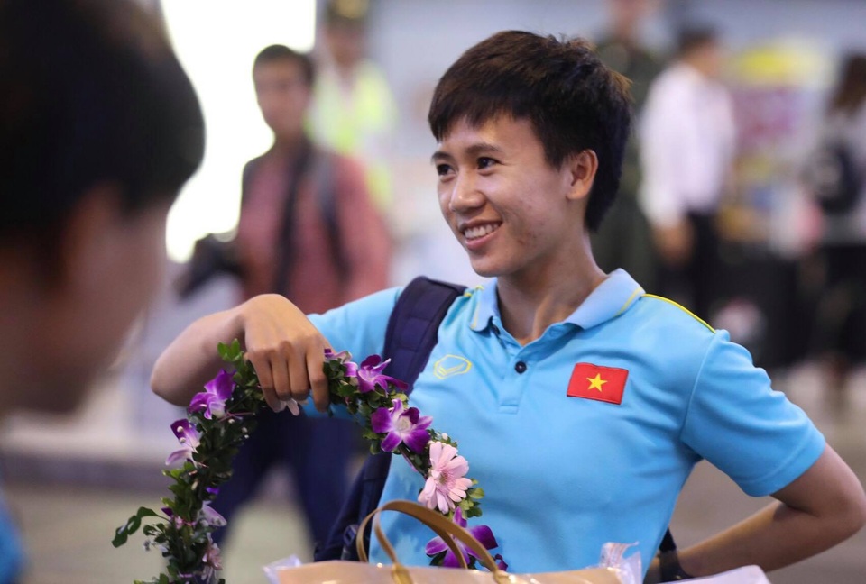 Đội tuyển nữ Việt Nam về nước, được thưởng hơn 2 tỷ đồng - 13 Đội tuyển nữ Việt Nam về nước, được thưởng hơn 2 tỷ đồng - 13