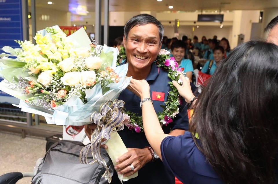 Đội tuyển nữ Việt Nam về nước, được thưởng hơn 2 tỷ đồng - 12 Đội tuyển nữ Việt Nam về nước, được thưởng hơn 2 tỷ đồng - 12