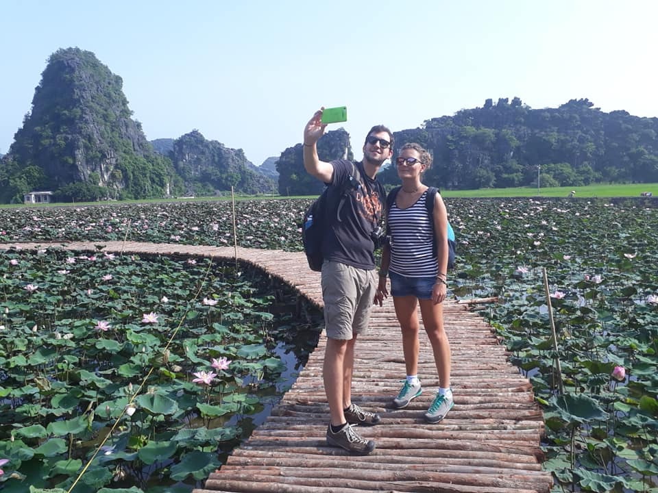 Xuất hiện đầm sen lạ nở rộ giữa Thu gây xôn xao cư dân mạng - 7 Xuất hiện đầm sen lạ nở rộ giữa Thu gây xôn xao cư dân mạng - 7