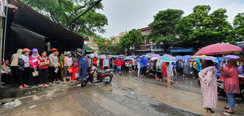 Vụ lãnh đạo doanh nghiệp Đài Loan biến mất: Hàng trăm công nhân đội mưa đòi quyền lợi - 1 Vụ lãnh đạo doanh nghiệp Đài Loan biến mất: Hàng trăm công nhân đội mưa đòi quyền lợi - 1