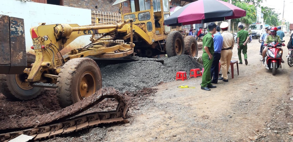 Xe ủi đường đè trung tá công an tử vong trước cửa nhà - 1 Xe ủi đường đè trung tá công an tử vong trước cửa nhà - 1