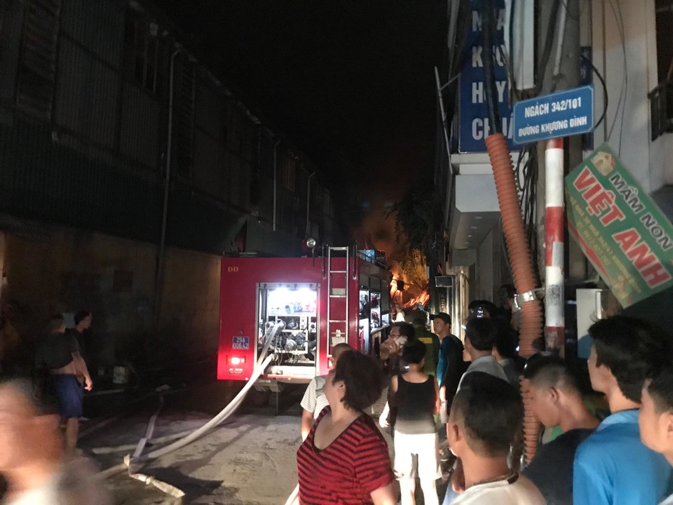 Lửa bốc lên ngùn ngụt tại Nhà máy bóng đèn phích nước Rạng Đông - 3 Lửa bốc lên ngùn ngụt tại Nhà máy bóng đèn phích nước Rạng Đông - 3