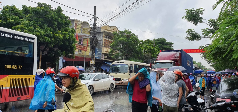 Vụ lãnh đạo doanh nghiệp Đài Loan biến mất: Hàng trăm công nhân đội mưa đòi quyền lợi - 5 Vụ lãnh đạo doanh nghiệp Đài Loan biến mất: Hàng trăm công nhân đội mưa đòi quyền lợi - 5
