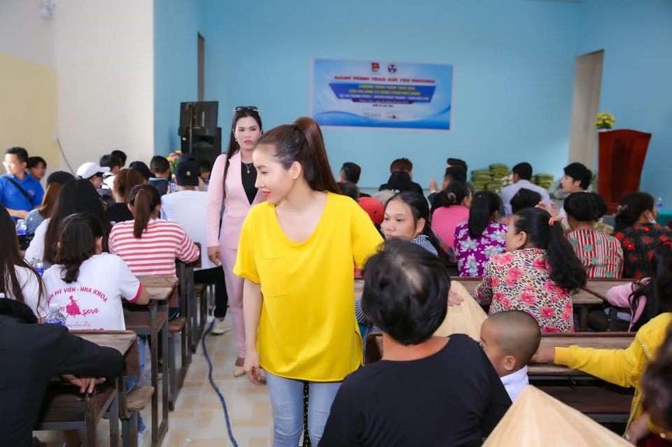Á hậu Đoàn Thanh Tuyền xúc động khi về thăm quê nhà Bến Tre - 3 Á hậu Đoàn Thanh Tuyền xúc động khi về thăm quê nhà Bến Tre - 3