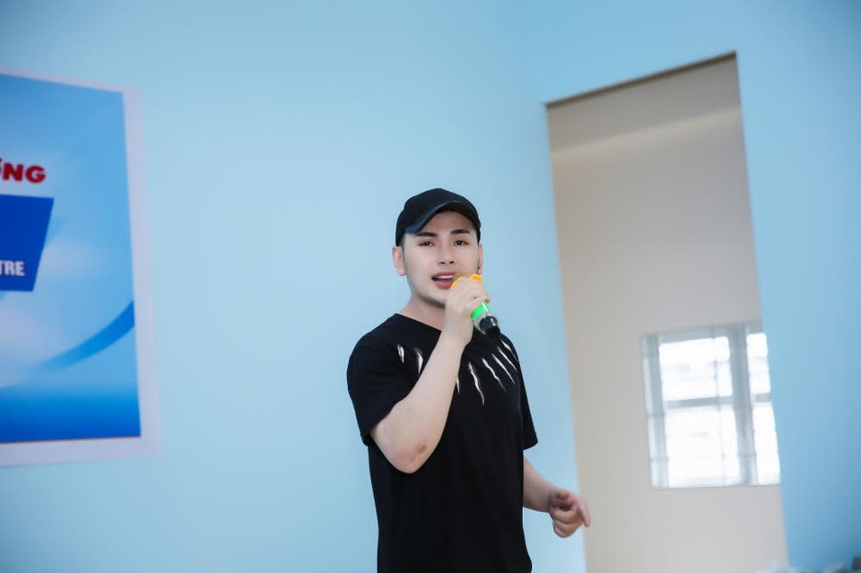 Á hậu Đoàn Thanh Tuyền xúc động khi về thăm quê nhà Bến Tre - 7 Á hậu Đoàn Thanh Tuyền xúc động khi về thăm quê nhà Bến Tre - 7