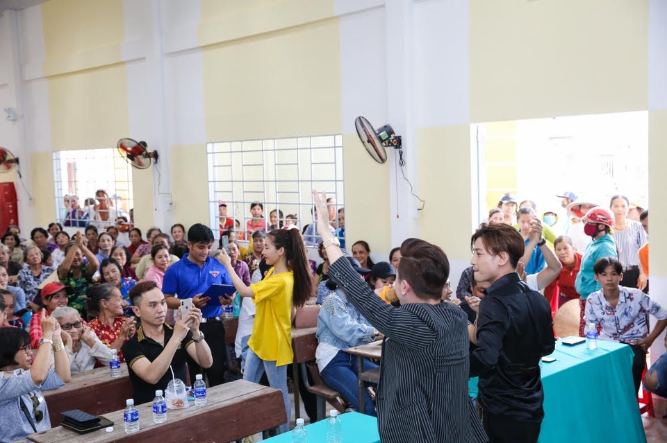 Á hậu Đoàn Thanh Tuyền xúc động khi về thăm quê nhà Bến Tre - 1 Á hậu Đoàn Thanh Tuyền xúc động khi về thăm quê nhà Bến Tre - 1