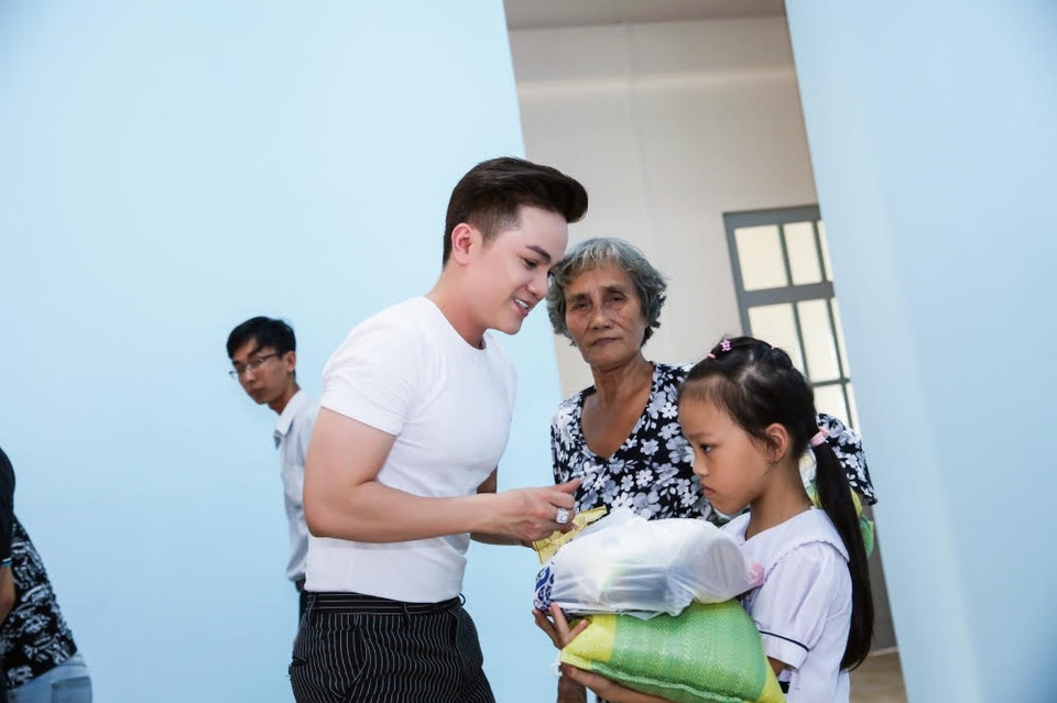 Á hậu Đoàn Thanh Tuyền xúc động khi về thăm quê nhà Bến Tre - 4 Á hậu Đoàn Thanh Tuyền xúc động khi về thăm quê nhà Bến Tre - 4