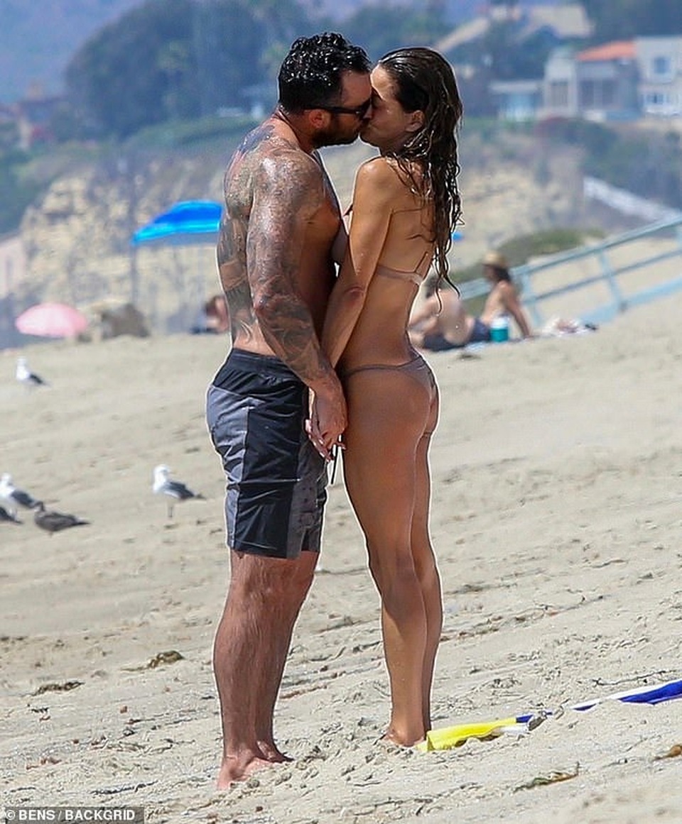 Brooke Burke tình tứ bên người đàn ông lạ - 1 Brooke Burke tình tứ bên người đàn ông lạ - 1