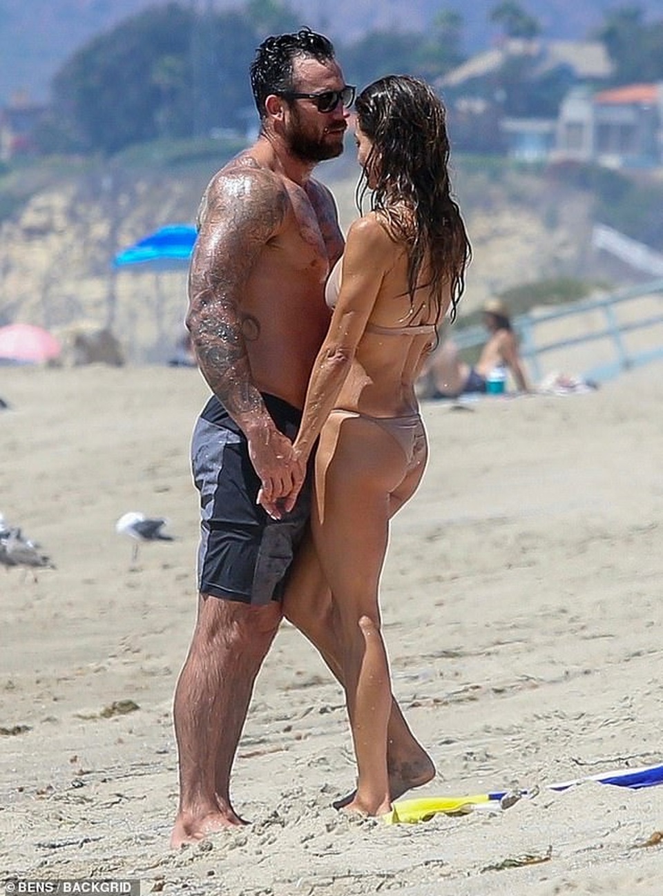 Brooke Burke tình tứ bên người đàn ông lạ - 3 Brooke Burke tình tứ bên người đàn ông lạ - 3