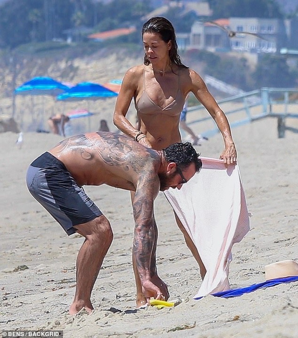Brooke Burke tình tứ bên người đàn ông lạ - 4 Brooke Burke tình tứ bên người đàn ông lạ - 4