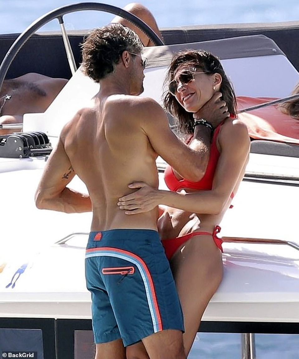 Brooke Burke tình tứ bên người đàn ông lạ - 7 Brooke Burke tình tứ bên người đàn ông lạ - 7