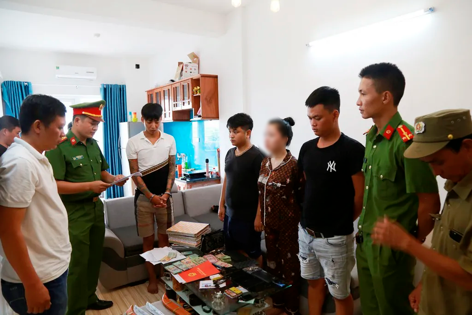 Bắt nhóm cho gần 1.000 lượt người vay nặng lãi hơn 11 tỷ đồng - 2 Bắt nhóm cho gần 1.000 lượt người vay nặng lãi hơn 11 tỷ đồng - 2