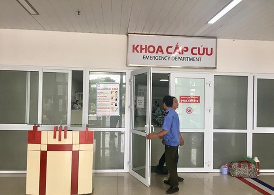 Bệnh nhân say xỉn đập phá tài sản, đánh nhân viên y tế: Người nhà đến bệnh viện xin lỗi! - 1