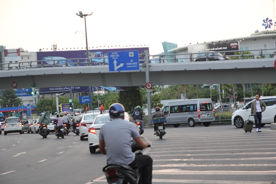 Sau nhiều vụ chặt chém, TPHCM tăng cường xử lý taxi giả ở Tân Sơn Nhất - 2 Sau nhiều vụ chặt chém, TPHCM tăng cường xử lý taxi giả ở Tân Sơn Nhất - 2
