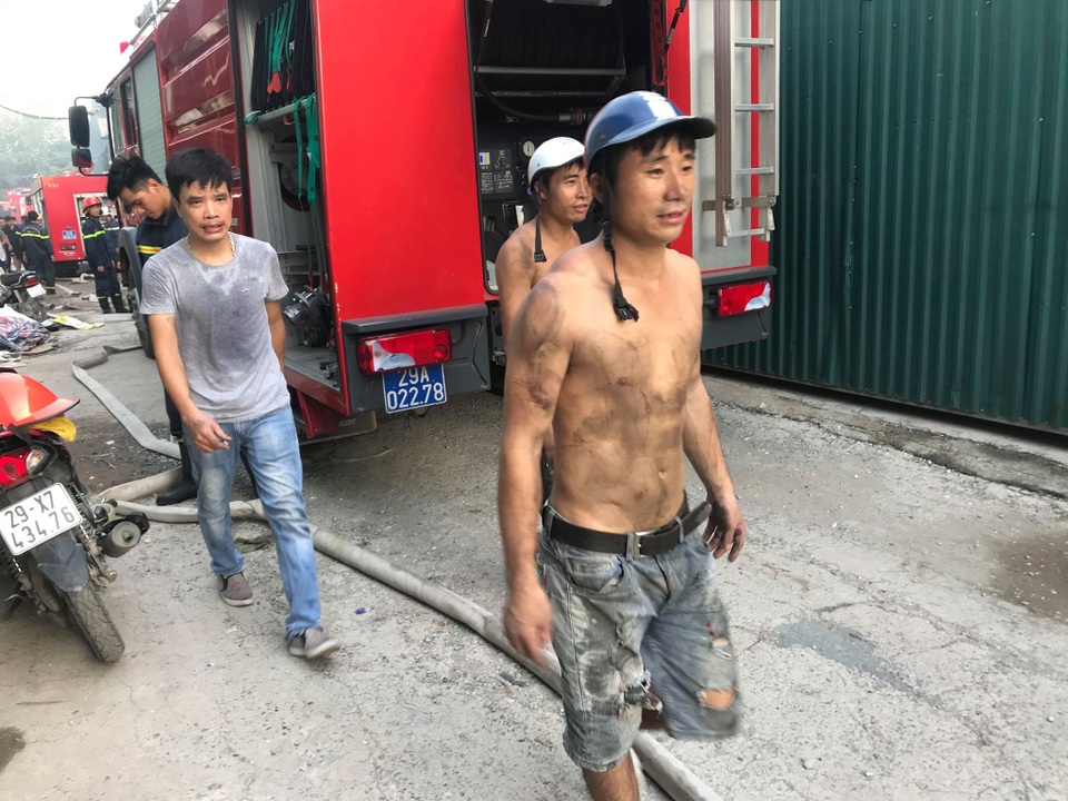 Hà Nội: Cháy dữ dội, ô tô và nhiều xe máy bị thiêu rụi - 8 Hà Nội: Cháy dữ dội, ô tô và nhiều xe máy bị thiêu rụi - 8