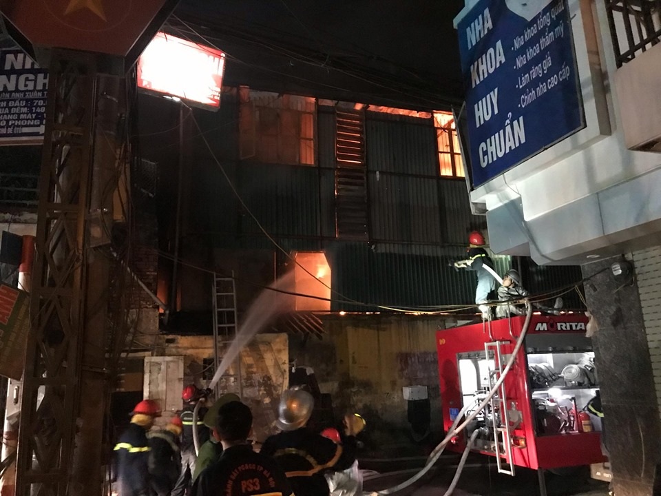 Hiện trường vụ cháy cực lớn tại Nhà máy bóng đèn phích nước Rạng Đông - 12 Hiện trường vụ cháy cực lớn tại Nhà máy bóng đèn phích nước Rạng Đông - 12