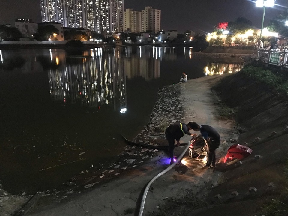 Hiện trường vụ cháy cực lớn tại Nhà máy bóng đèn phích nước Rạng Đông - 13 Hiện trường vụ cháy cực lớn tại Nhà máy bóng đèn phích nước Rạng Đông - 13