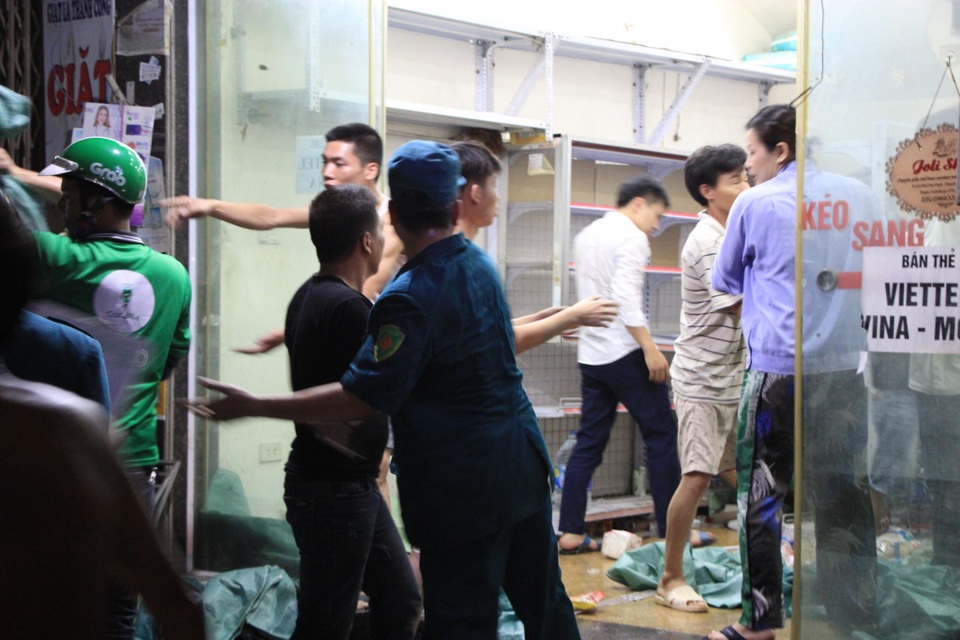 Hiện trường vụ cháy cực lớn tại Nhà máy bóng đèn phích nước Rạng Đông - 5 Hiện trường vụ cháy cực lớn tại Nhà máy bóng đèn phích nước Rạng Đông - 5