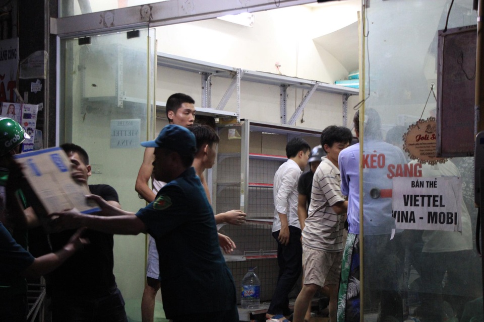Hiện trường vụ cháy cực lớn tại Nhà máy bóng đèn phích nước Rạng Đông - 9 Hiện trường vụ cháy cực lớn tại Nhà máy bóng đèn phích nước Rạng Đông - 9