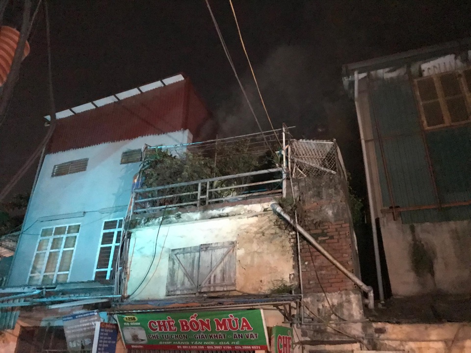 Lửa bốc lên ngùn ngụt tại Nhà máy bóng đèn phích nước Rạng Đông - 5 Lửa bốc lên ngùn ngụt tại Nhà máy bóng đèn phích nước Rạng Đông - 5