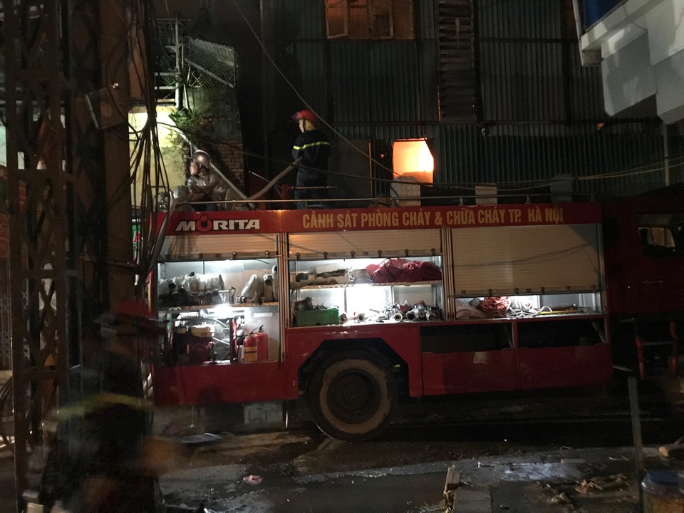 Lửa bốc lên ngùn ngụt tại Nhà máy bóng đèn phích nước Rạng Đông - 7 Lửa bốc lên ngùn ngụt tại Nhà máy bóng đèn phích nước Rạng Đông - 7