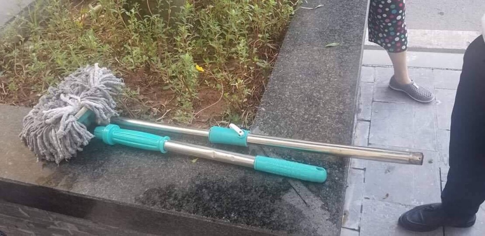 Chổi lau nhà rơi từ tầng 17 chung cư, trúng đầu bé trai 16 tháng tuổi - 1