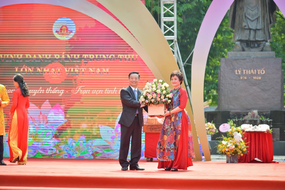 Bánh kẹo Bảo Minh cùng cặp bánh trung thu kỷ lục Việt Nam - 2