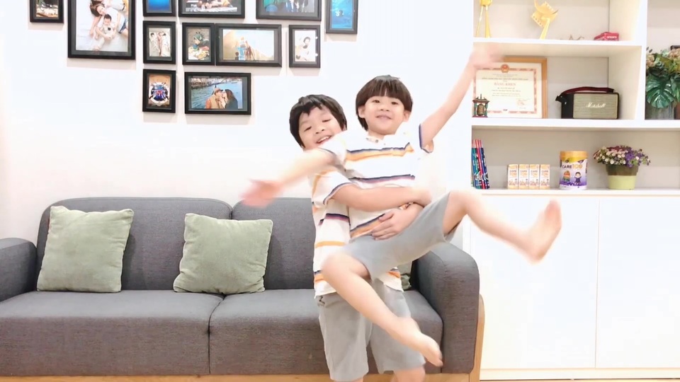 2 bé nhà Đan Lê - Khải Anh siêu đáng yêu trong clip cover Bé Gióng Care 100 - 2 2 bé nhà Đan Lê - Khải Anh siêu đáng yêu trong clip cover Bé Gióng Care 100 - 2