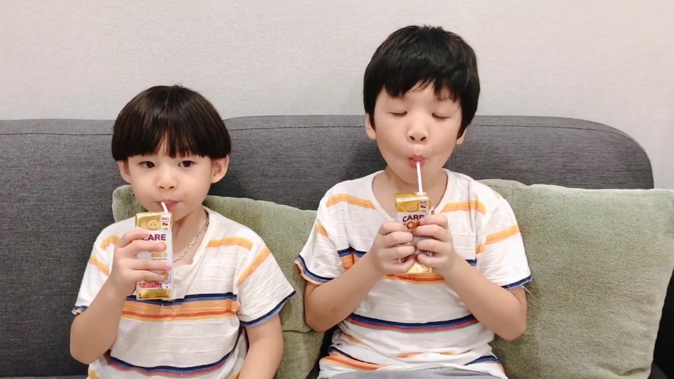 2 bé nhà Đan Lê - Khải Anh siêu đáng yêu trong clip cover Bé Gióng Care 100 - 5 2 bé nhà Đan Lê - Khải Anh siêu đáng yêu trong clip cover Bé Gióng Care 100 - 5