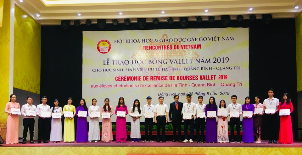 Trao gần 3 tỷ đồng học bổng Vallet đến HS, SV nghèo vượt khó 3 tỉnh miền Trung - 1 Trao gần 3 tỷ đồng học bổng Vallet đến HS, SV nghèo vượt khó 3 tỉnh miền Trung - 1