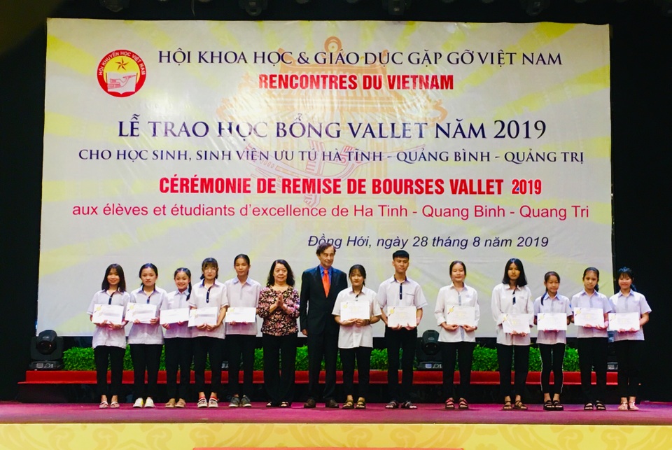 Trao gần 3 tỷ đồng học bổng Vallet đến HS, SV nghèo vượt khó 3 tỉnh miền Trung - 4 Trao gần 3 tỷ đồng học bổng Vallet đến HS, SV nghèo vượt khó 3 tỉnh miền Trung - 4