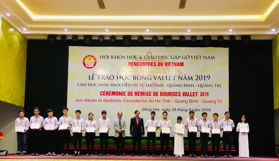 Trao gần 3 tỷ đồng học bổng Vallet đến HS, SV nghèo vượt khó 3 tỉnh miền Trung - 3 Trao gần 3 tỷ đồng học bổng Vallet đến HS, SV nghèo vượt khó 3 tỉnh miền Trung - 3