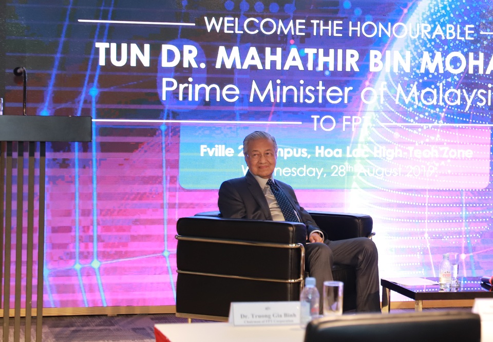 Thủ tướng Malaysia 94 tuổi đến FPT chia sẻ về chuyển đổi số và lái thử xe Vinfast - 2 Thủ tướng Malaysia 94 tuổi đến FPT chia sẻ về chuyển đổi số và lái thử xe Vinfast - 2