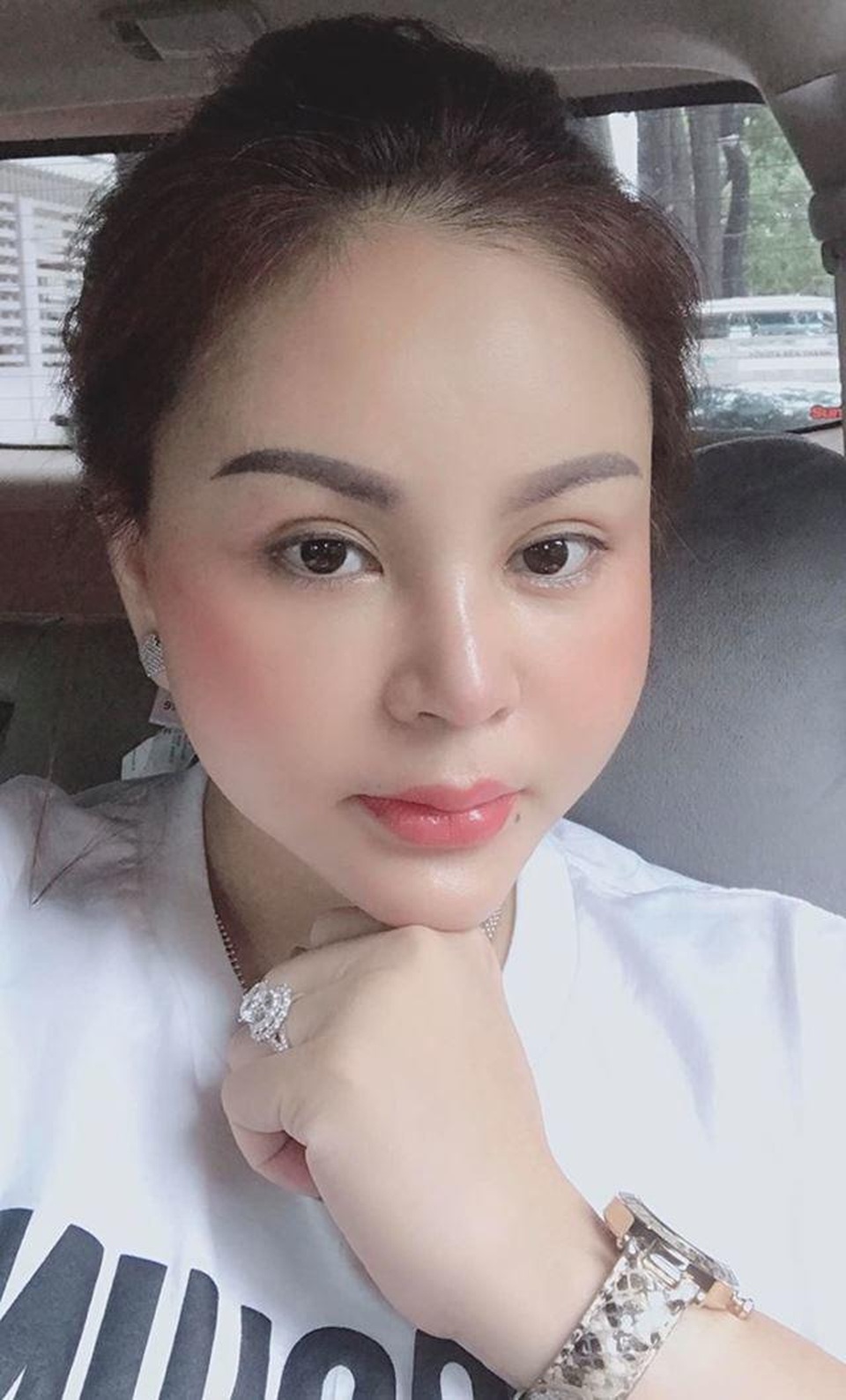 Lê Giang 18 năm miệt mài “dao kéo” khiến con trai lo “có ngày không nhận ra mẹ” - 11 Lê Giang 18 năm miệt mài “dao kéo” khiến con trai lo “có ngày không nhận ra mẹ” - 11