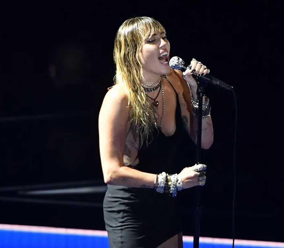 Miley Cyrus hạnh phúc nắm tay bạn gái dự tiệc - 9 Miley Cyrus hạnh phúc nắm tay bạn gái dự tiệc - 9