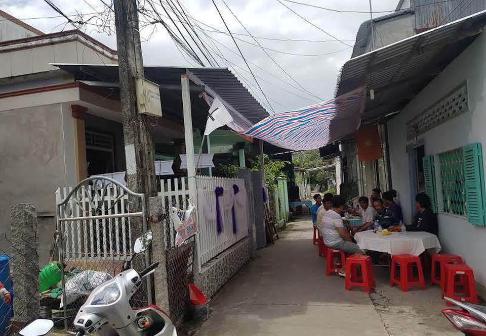Cô gái 19 tuổi tử vong trên ô tô với vết cắt ở cổ - 2 Cô gái 19 tuổi tử vong trên ô tô với vết cắt ở cổ - 2
