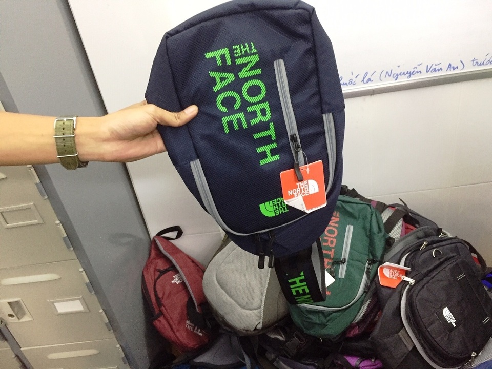 Tạm giữ “hàng loạt” sản phẩm nghi giả thương hiệu Lacoste, Uniqlo, The North Face - 7 Tạm giữ “hàng loạt” sản phẩm nghi giả thương hiệu Lacoste, Uniqlo, The North Face - 7