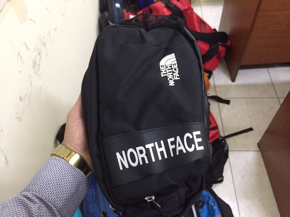 Tạm giữ “hàng loạt” sản phẩm nghi giả thương hiệu Lacoste, Uniqlo, The North Face - 4 Tạm giữ “hàng loạt” sản phẩm nghi giả thương hiệu Lacoste, Uniqlo, The North Face - 4