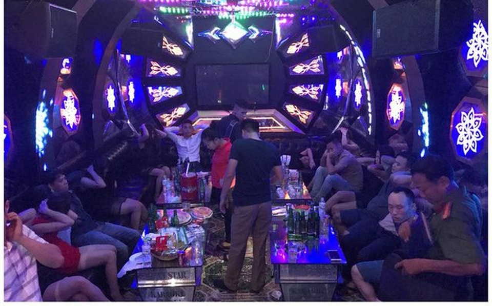 Từ 1/9, phòng hát karaoke không được chốt cửa, không được đặt báo động - 1 Từ 1/9, phòng hát karaoke không được chốt cửa, không được đặt báo động - 1