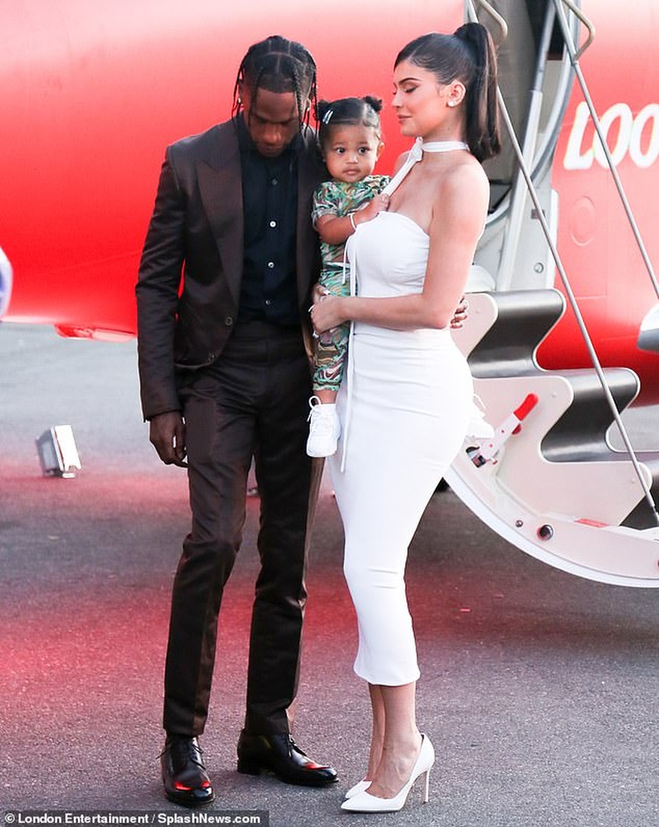 Kylie Jenner lần đầu đưa con gái nhỏ dự sự kiện - 4 Kylie Jenner lần đầu đưa con gái nhỏ dự sự kiện - 4