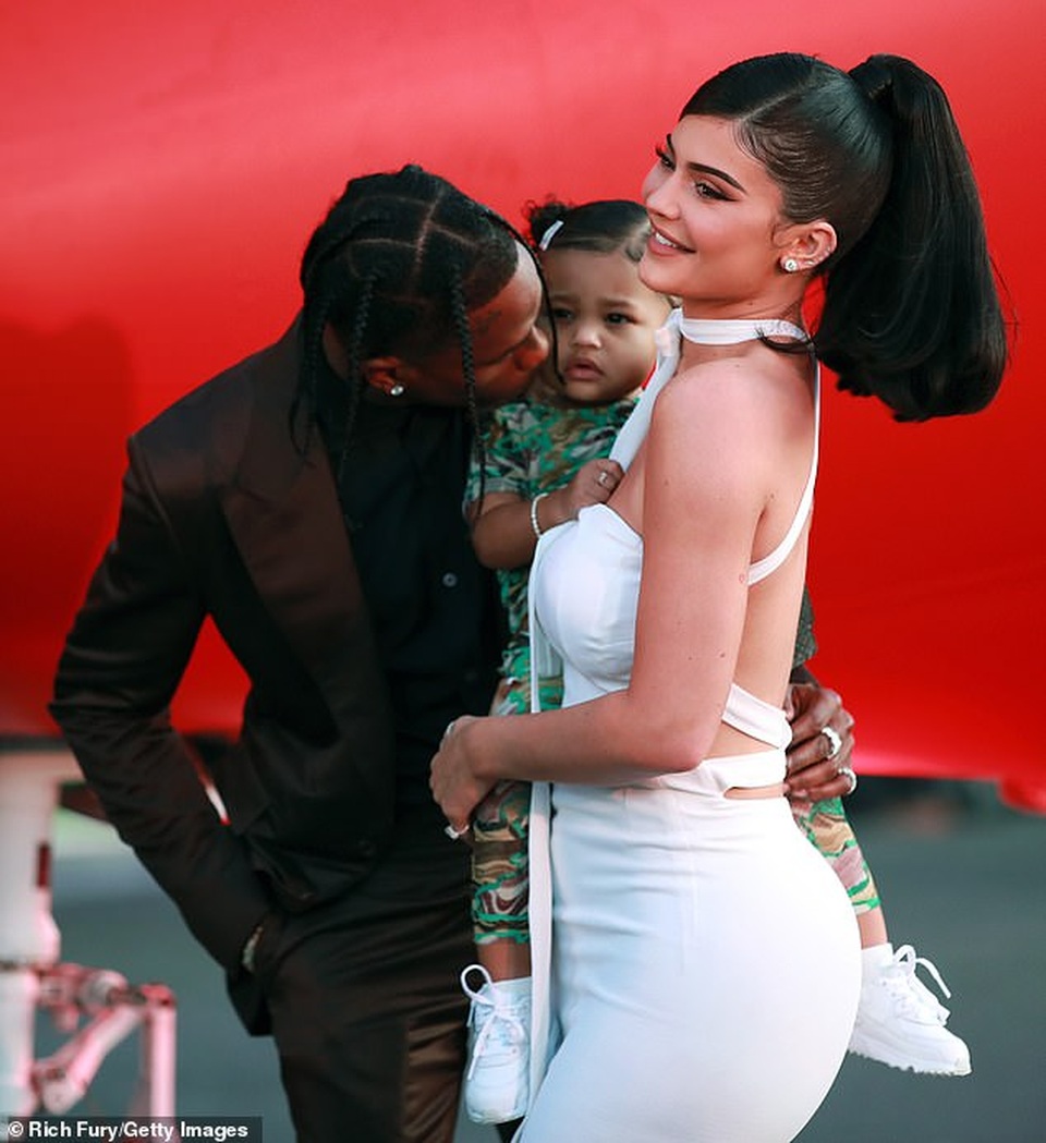 Kylie Jenner lần đầu đưa con gái nhỏ dự sự kiện - 3 Kylie Jenner lần đầu đưa con gái nhỏ dự sự kiện - 3