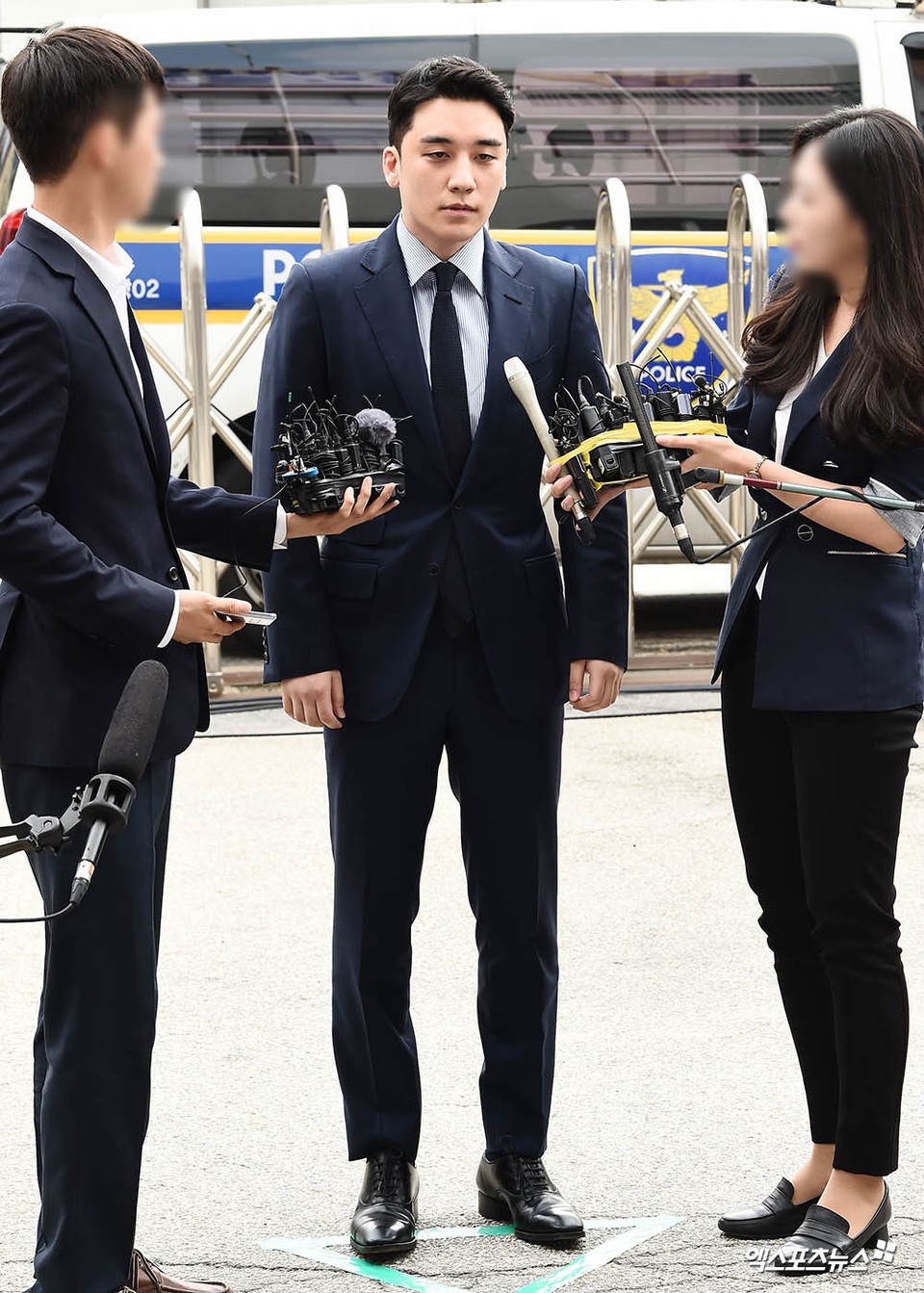Seungri tới sở cảnh sát để điều tra hành vi đánh bạc trái phép - 2 Seungri tới sở cảnh sát để điều tra hành vi đánh bạc trái phép - 2