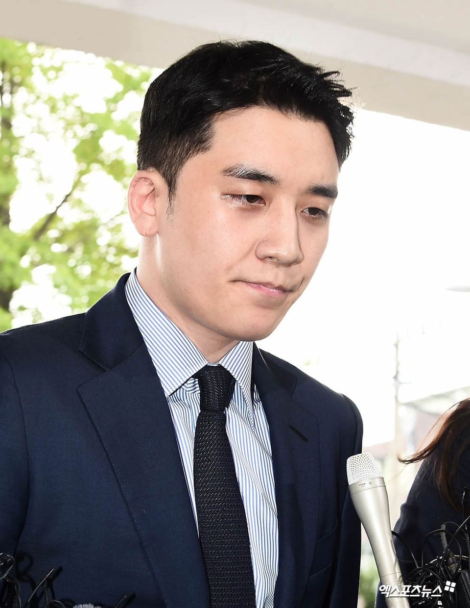 Seungri tới sở cảnh sát để điều tra hành vi đánh bạc trái phép - 3 Seungri tới sở cảnh sát để điều tra hành vi đánh bạc trái phép - 3